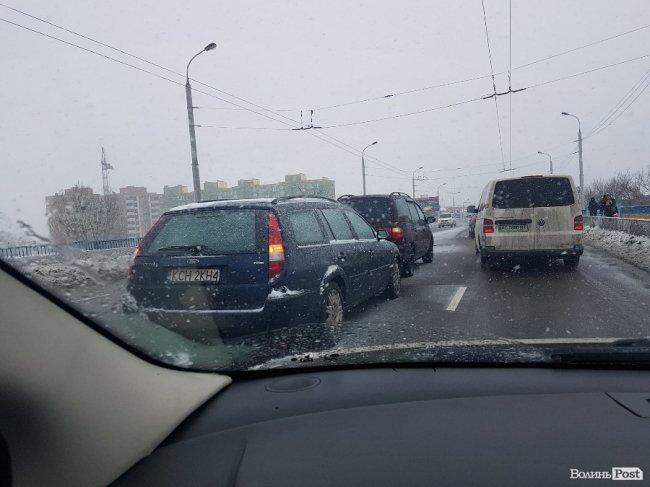 У Луцьку – аварія на мосту, проспект «стоїть» в гігантському заторі. ФОТО