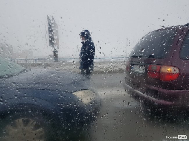 У Луцьку – аварія на мосту, проспект «стоїть» в гігантському заторі. ФОТО