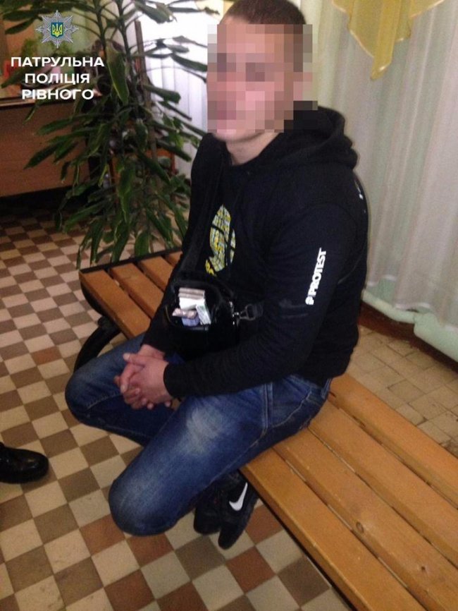 У Рівному чоловік пограбував першокласників