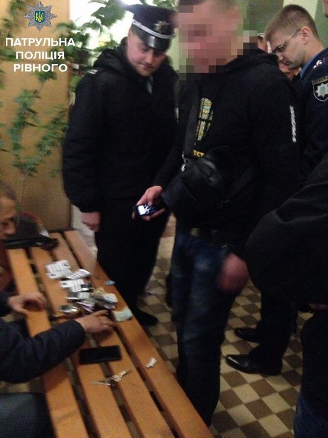 У Рівному чоловік пограбував першокласників