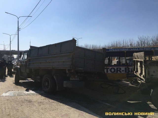 У Луцьку зіткнулись вантажівка і маршрутка: вісім постраждалих 