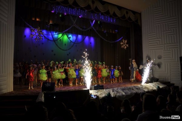 Ведмеді, зайчики і танцюючі ялинки: у Луцьку діткам влаштували новорічну казку