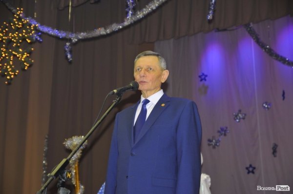 Ведмеді, зайчики і танцюючі ялинки: у Луцьку діткам влаштували новорічну казку