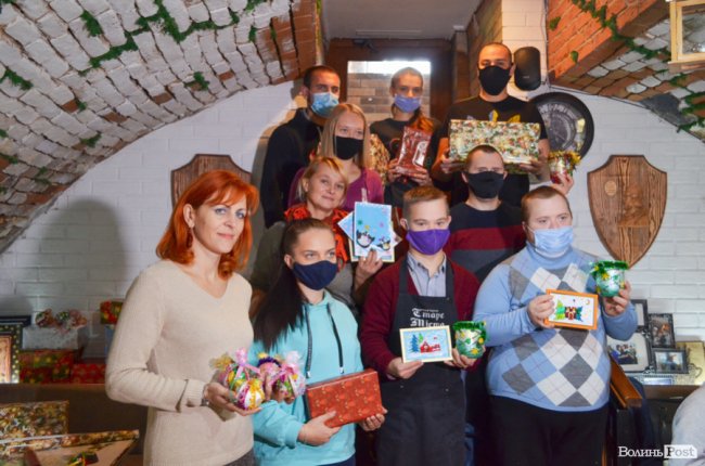 У Луцьку діти із синдромом Дауна готують аукціон на підтримку хворої на лейкемію 17-річної Альбіни. ФОТО