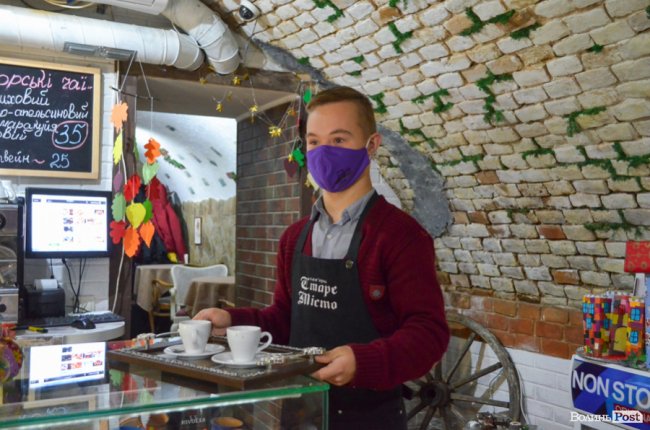 У Луцьку діти із синдромом Дауна готують аукціон на підтримку хворої на лейкемію 17-річної Альбіни. ФОТО