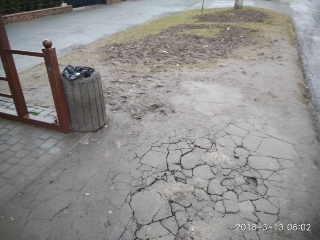 Лучани скаржаться на поганий стан дороги біля зупинки