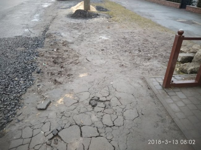 Лучани скаржаться на поганий стан дороги біля зупинки