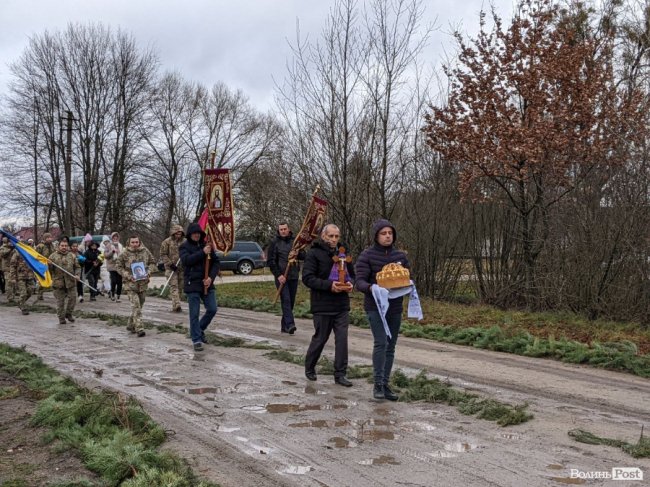«Вони приймають кулі на груди, захищаючи нас»: чому у рідному селі волинського  Героя відспівували під ворітьми храму