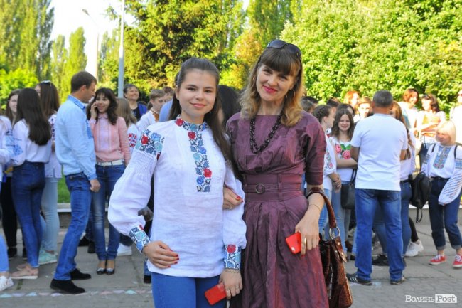 Емоції, квіти, вишиване вбрання: останній дзвоник у луцькій гімназії. ФОТО