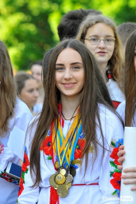 Емоції, квіти, вишиване вбрання: останній дзвоник у луцькій гімназії. ФОТО