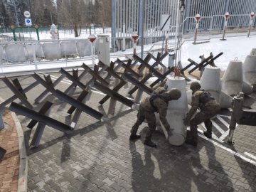 Польща зміцнює кордон з Білоруссю протитанковими їжаками