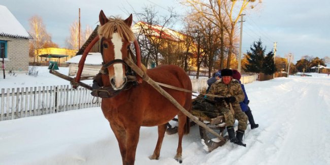 На Волині священник організував зимові розваги для односельчан. ФОТО