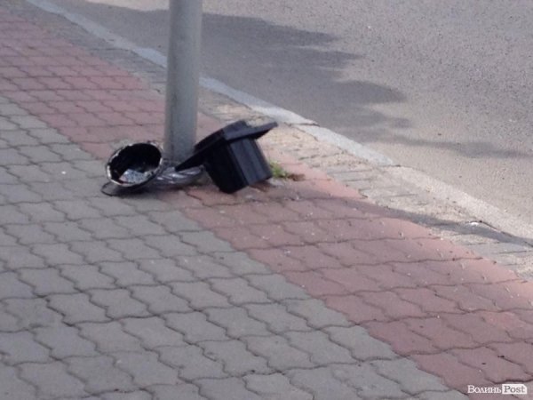 У Луцьку деталь від тролейбуса розтрощила світлофор. ФОТО