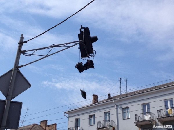 У Луцьку деталь від тролейбуса розтрощила світлофор. ФОТО