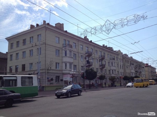 У Луцьку деталь від тролейбуса розтрощила світлофор. ФОТО