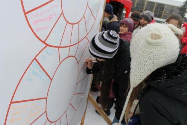 У центрі Луцька чоловіки вчилися «крутити» квіти для жінок. ФОТО