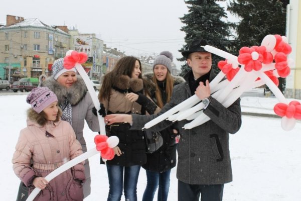 У центрі Луцька чоловіки вчилися «крутити» квіти для жінок. ФОТО
