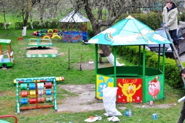 Як лучани допомогли облаштувати майданчик у дитбудинку. ФОТО