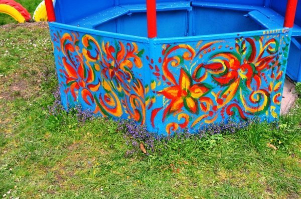 Як лучани допомогли облаштувати майданчик у дитбудинку. ФОТО