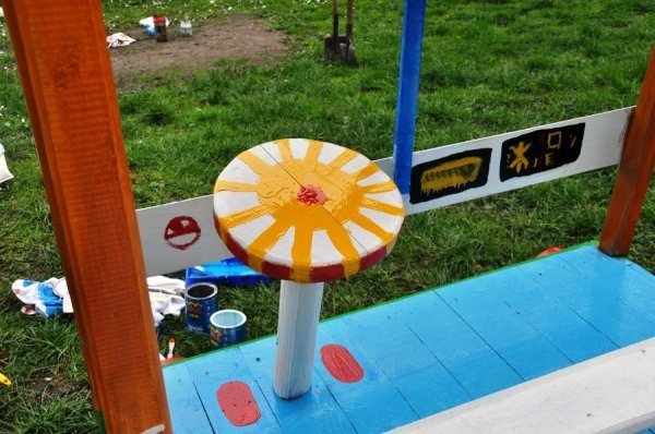 Як лучани допомогли облаштувати майданчик у дитбудинку. ФОТО