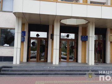 Волинянину, який розтрощив вікна Нововолинської міськради, «світить» до 5 років тюрми