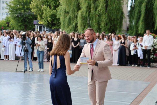 Найуспішніші та найстаранніші: 230 випускників Луцької громади отримали  свідоцтва з відзнаками