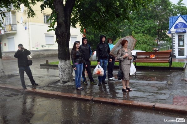 Луцькі націоналісти відзначили День героїв маршем у сильну зливу. ФОТО