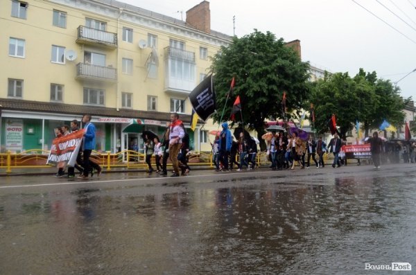 Луцькі націоналісти відзначили День героїв маршем у сильну зливу. ФОТО