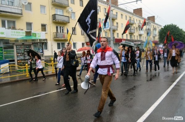 Луцькі націоналісти відзначили День героїв маршем у сильну зливу. ФОТО