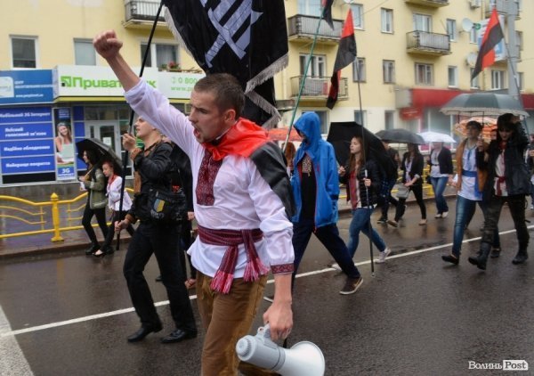 Луцькі націоналісти відзначили День героїв маршем у сильну зливу. ФОТО