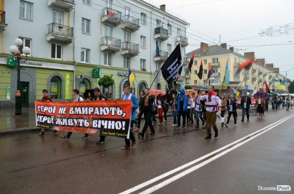 Луцькі націоналісти відзначили День героїв маршем у сильну зливу. ФОТО