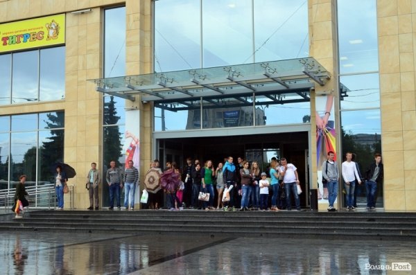 Луцькі націоналісти відзначили День героїв маршем у сильну зливу. ФОТО