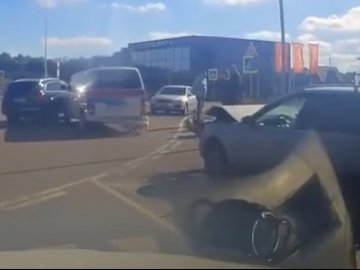 У Рованцях – подвійна ДТП: утворився затор до району ЛПЗ. ВІДЕО