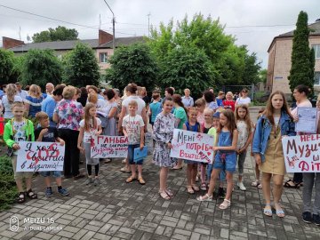У Ківерцях діти вийшли на протест через закриття музичної школи. ВІДЕО