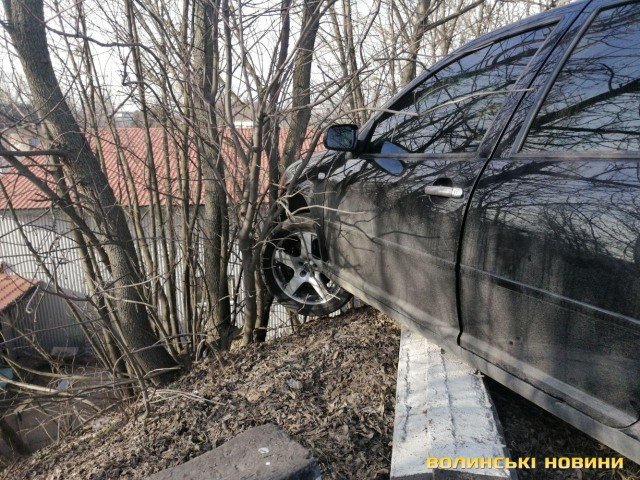У Луцьку на мосту автівка злетіла з дороги та повисла над урвищем. ФОТО