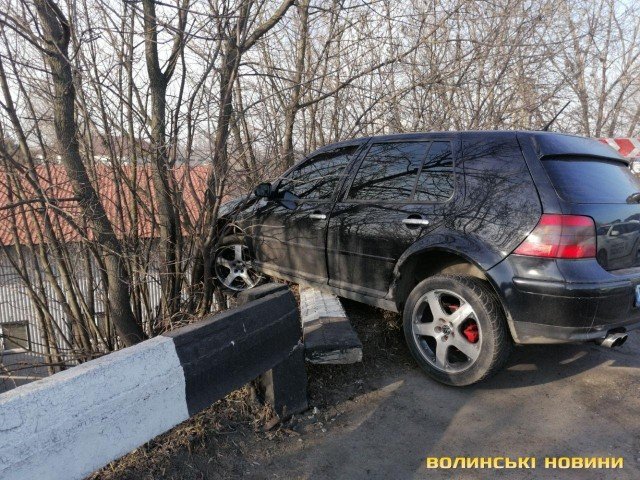 У Луцьку на мосту автівка злетіла з дороги та повисла над урвищем. ФОТО