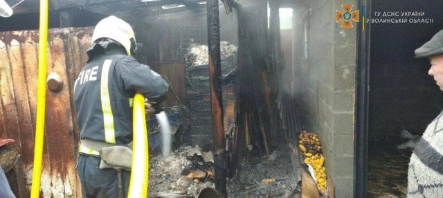 На Волині загорілася господарська споруда
