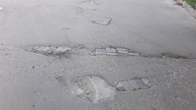 Лучанин самотужки латає ями на дорогах. ФОТО