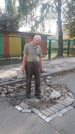 Лучанин самотужки латає ями на дорогах. ФОТО