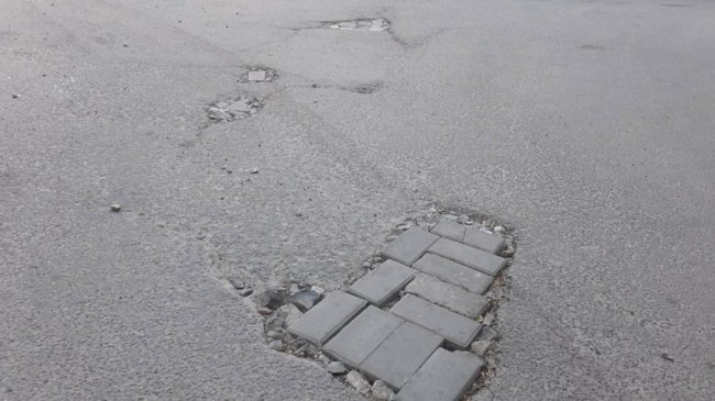 Лучанин самотужки латає ями на дорогах. ФОТО