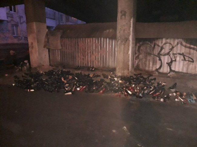 У Луцьку під мостом невідомий чоловік подарував безхатькам безліч пар взуття. ФОТО