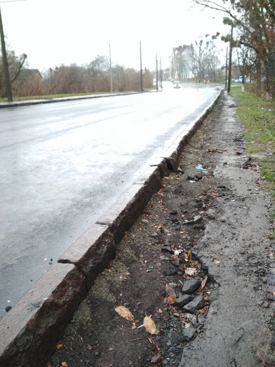 У Луцьку скаржаться на ремонт: дорогу зробили, а тротуар зруйнували. ФОТО