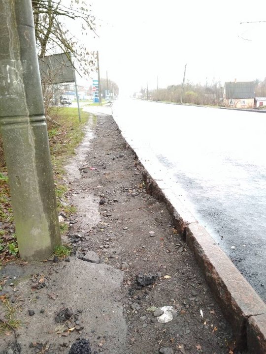 У Луцьку скаржаться на ремонт: дорогу зробили, а тротуар зруйнували. ФОТО