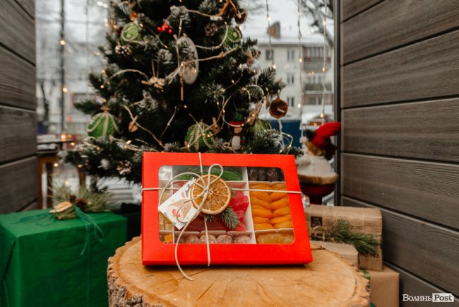 Час небанальних і красивих подарунків: де у Луцьку купити набори із корисних смаколиків*