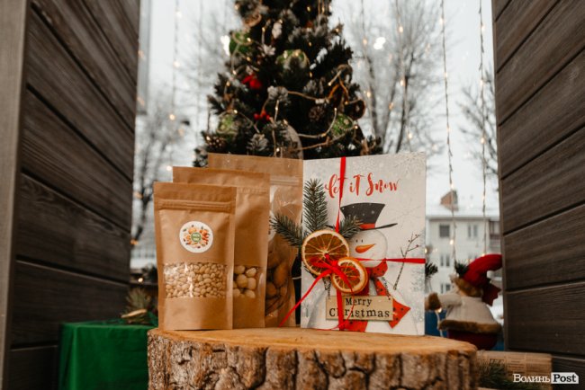 Час небанальних і красивих подарунків: де у Луцьку купити набори із корисних смаколиків*