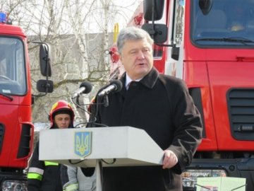 Порошенко дорогою на Волинь дарував спецтехніку рівнянам. ФОТО