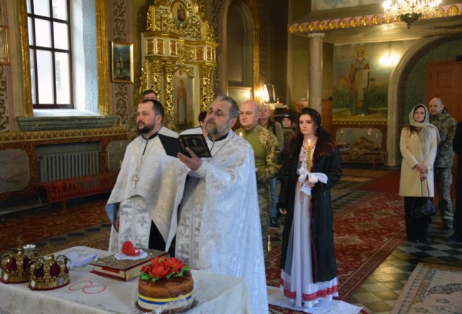 Після першої ротації вирішили взяти церковний шлюб: на Волині повінчався воїн-прикордонник. ФОТО
