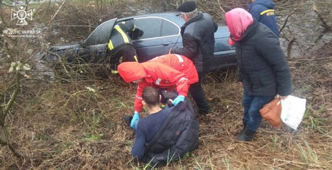 На Волині BMW злетіла в канаву. ФОТО