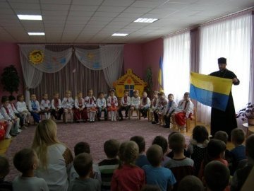 Бійці полку «Київ» подарували прапор луцьким дошкільнятам