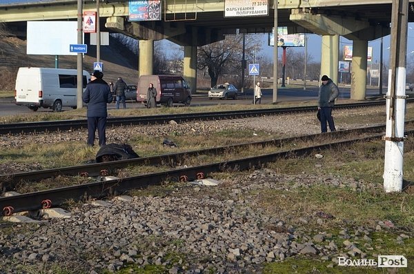 У Луцьку поїзд переїхав людей. ФОТО